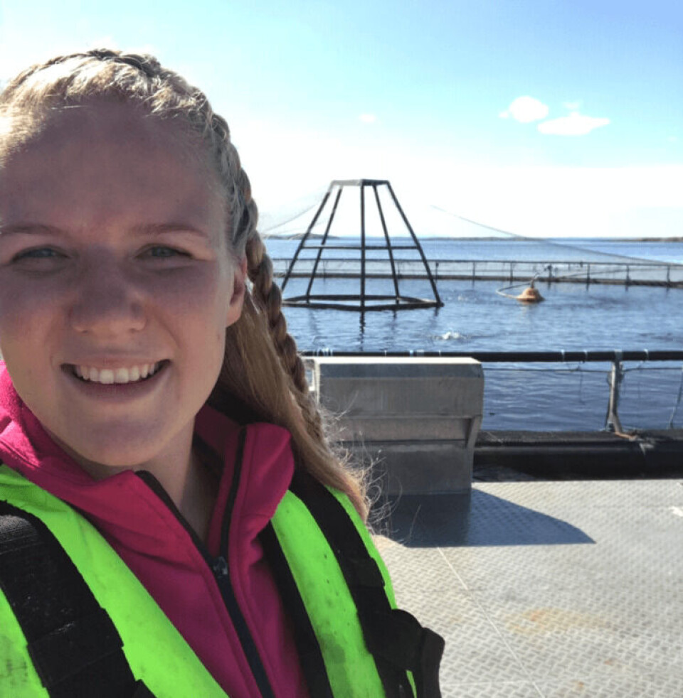Aina Skarsvåg (21) trives godt i røkterjobben hos Marine Harvest og fikk sansen for havbruksnæringen allerede i tenårene. Foto: Privat/Marine Harvest.