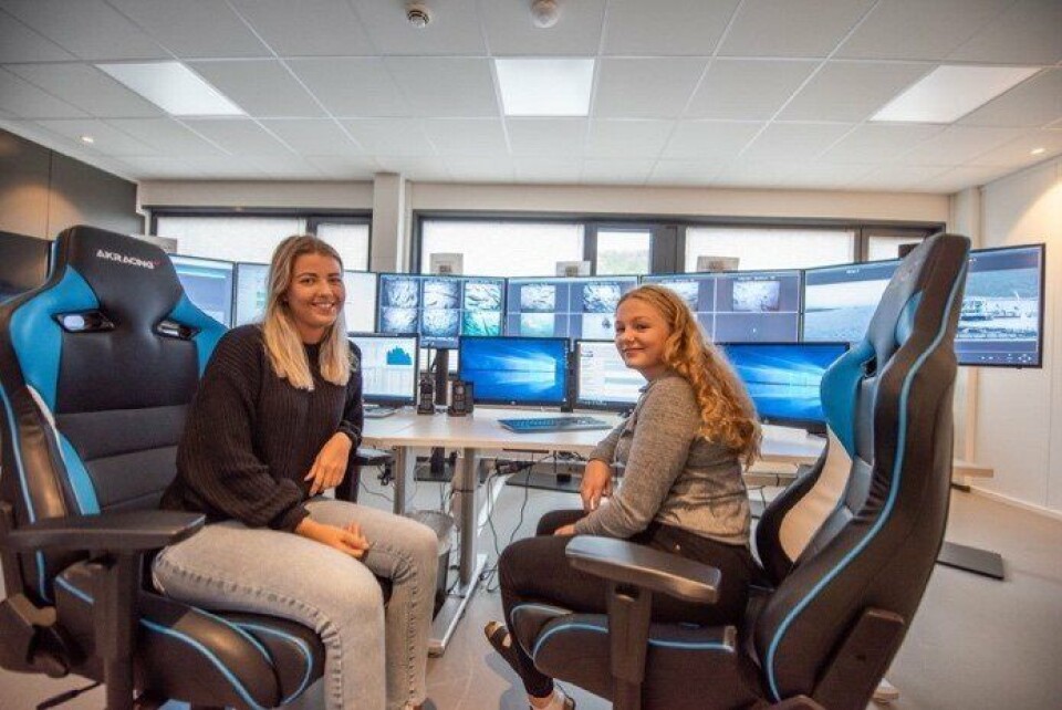 Når den nye flåten settes i drift neste høst, vil fem lokaliteter være koblet til Bjørøyas fjernfôringssentral i Flatanger. Fjernfôringssentralen, som har vært operativ i to år, har gjort selskapet i stand til å effektivisere fôringen. På bildet ser vi sommervikarene Connie Aakervik og Astrid Vedvik Havstein bak spakene. Klikk for større bilde. Foto: Ole Martin Dahle/Bjørøya AS.