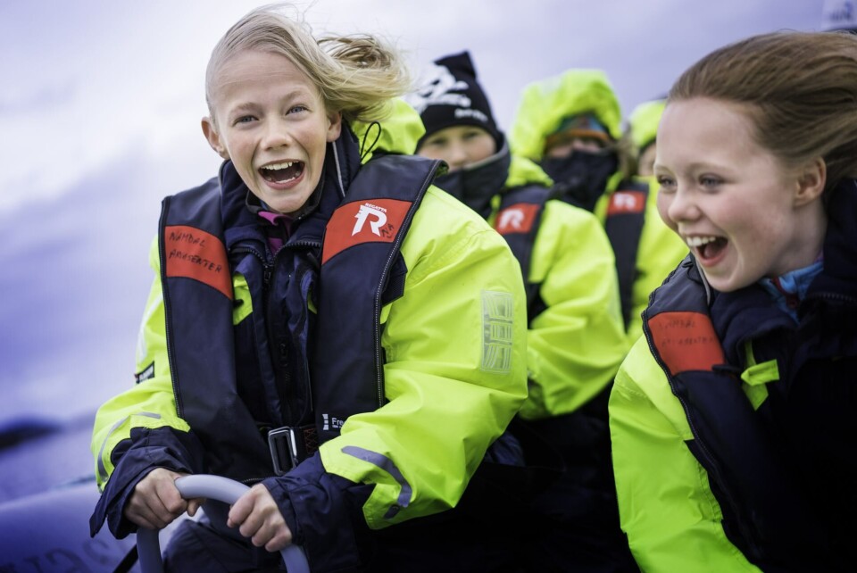 Turister og skoleelever får ett innblikk i hverdagen på merdkanten på visningssenteret til Bjørøya som arrangerer turer hele året. Foto: Bjørøya.
