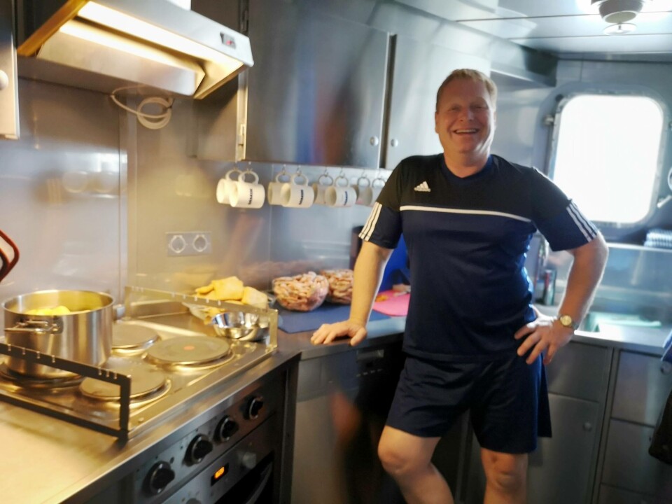 - Du skulle vært her i morgen, da er det 'ball' (komle) på menyen, sier stuert Ivar Krokevik i det Kyst.no trakker seg inn i byssen. Foto: Ole Andreas Drønen. - Du skulle vært her i morgen, da er det 'ball' (komle) på menyen, sier stuert Ivar Krokevik i det Kyst.no trakker seg inn i byssen. Foto: Ole Andreas Drønen.