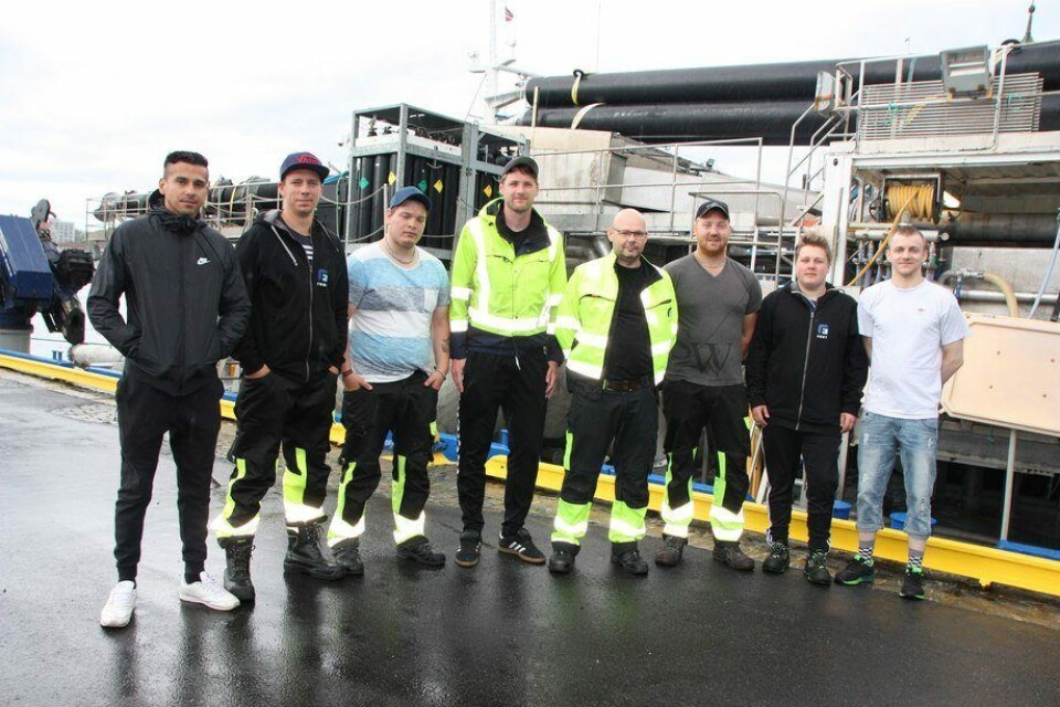Det er en ung gjeng som jobber om bord avlusingsfartøyet «Frøy Merlin». F.v: Sebastian Bjørndal (matros), Fritz Wahl (overstyrmann), Håkon Kjalnes (matros), Marius Melle (kaptein), Roger Dyb (maskinsjef), Robert Otterlei (matros/motormann), Håvard Veland (matros og Remi Kulseng Hansen (matros/kokk). Foto: Vibeke Blich/Skipsrevyen.no