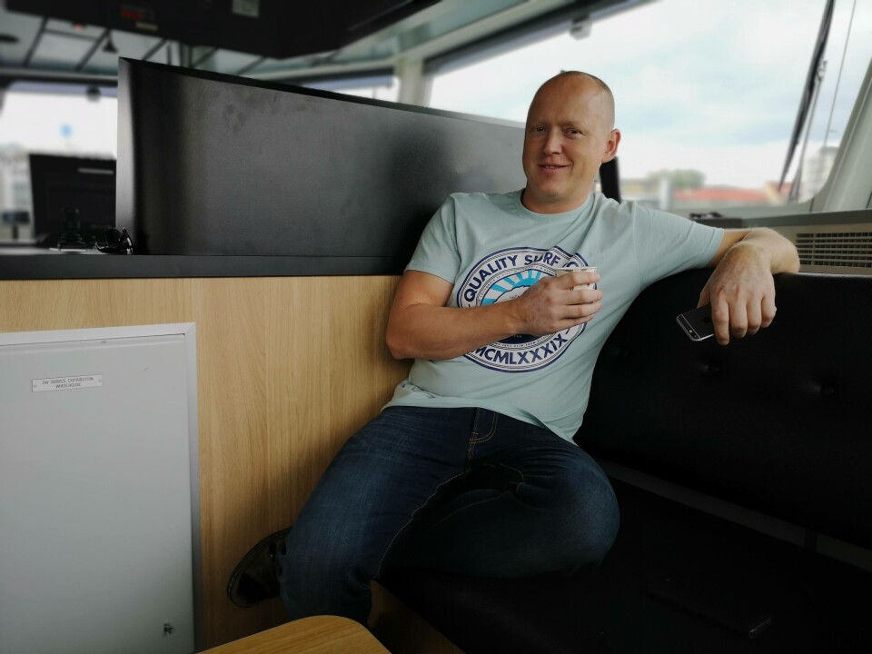 Kaptein Øystein Henriksen (39) har troen på kaldtvannsavlusning, og sier han trives godt om bord det splitter nye fartøyet. Foto: Ole Andreas Drønen/Kyst.no.