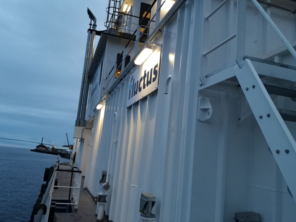 Fôrflåten til Salmonor har fått navnet Triton og er plassert på lokaliteten Heggvika i Bindal kommune. Foto: SalmoNor.