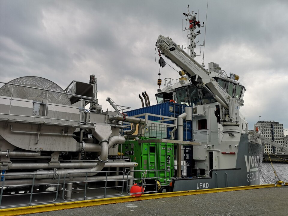Volt Processor til kai i Bergen for øyeblikket, og mannskapet jobber med å endre avlusingsehandlingen fra varmt til kaldtvannsbehandling. Foto: Ole Andreas Drønen/Kyst.no Volt Processor til kai i Bergen for øyeblikket, og mannskapet jobber med å endre avlusingsehandlingen fra varmt til kaldtvannsbehandling. Foto: Ole Andreas Drønen/Kyst.no