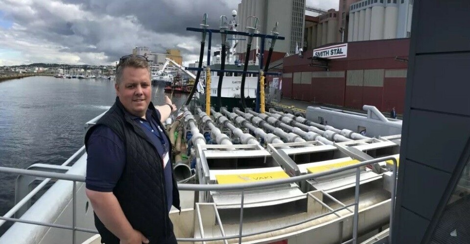 Prosessoperatør Hans Martin Flasnes (33) trives godt i jobben sin om bord avlusingslekterne til Hydrolicer hvor han nå har jobbet i tre år. Her ser du han under Aqua Nor messen i fjor, der de hadde stand om bord på verdens største Hydrolicer avluser enhet MS Steyer, som driftes av Aqua Pharma. Foto: Hydrolicer. Klikk for større bilde. Prosessoperatør Hans Martin Flasnes (33) trives godt i jobben sin om bord avlusingslekterne til Hydrolicer hvor han nå har jobbet i tre år. Her ser du han under Aqua Nor messen i fjor, der de hadde stand om bord på verdens største Hydrolicer avluser enhet MS Steyer, som driftes av Aqua Pharma. Foto: Hydrolicer. Klikk for større bilde.