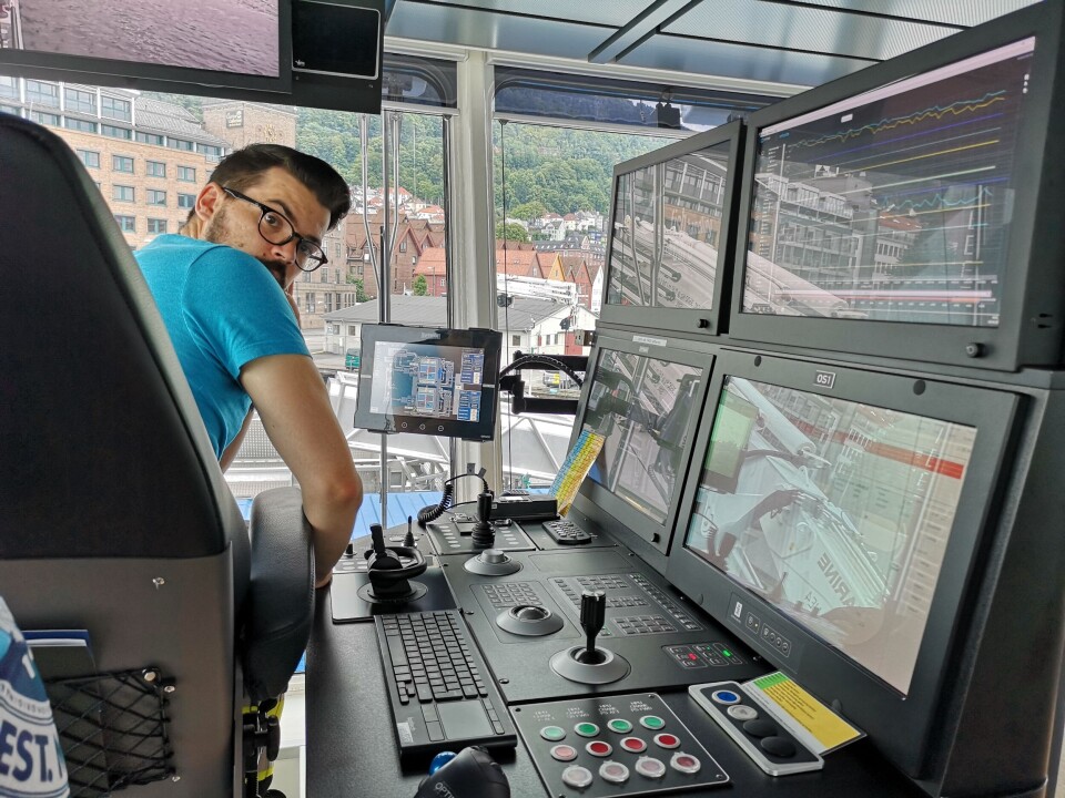 Mannskapet på «Volt Processor» har alt det nyeste innen teknologi, og det er en flust av muligheter for måling og overvåking på broen. Foto: Ole Andreas Drønen/Kyst.no