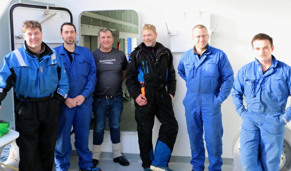 Det er god stemning da det er strålende solskinn ute på dekk i Bergen. Mannskapet består av: maskinsjef Bjørn Håvard Opstad (47) t.v , maskinist Ole Andre Farsstaddal (35), fishmaster Oddmar Naas (55), matros Pål Røsok (53), motormann Kurt Molund (40) og motormann Simon Molund (26). Det er god stemning da det er strålende solskinn ute på dekk i Bergen. Mannskapet består av: maskinsjef Bjørn Håvard Opstad (47) t.v , maskinist Ole Andre Farsstaddal (35), fishmaster Oddmar Naas (55), matros Pål Røsok (53), motormann Kurt Molund (40) og motormann Simon Molund (26).