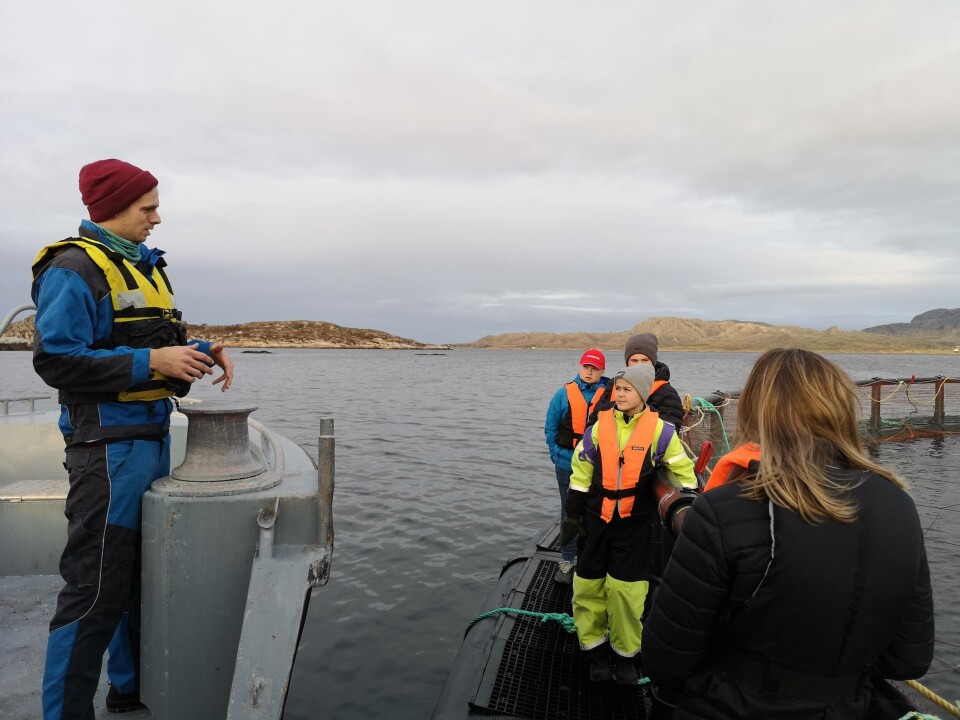 Driftstekniker Bjørn-Magne Anfinnes forteller innovasjonsvinnerne om lokaliteten. Foto: Ole Andreas Drønen