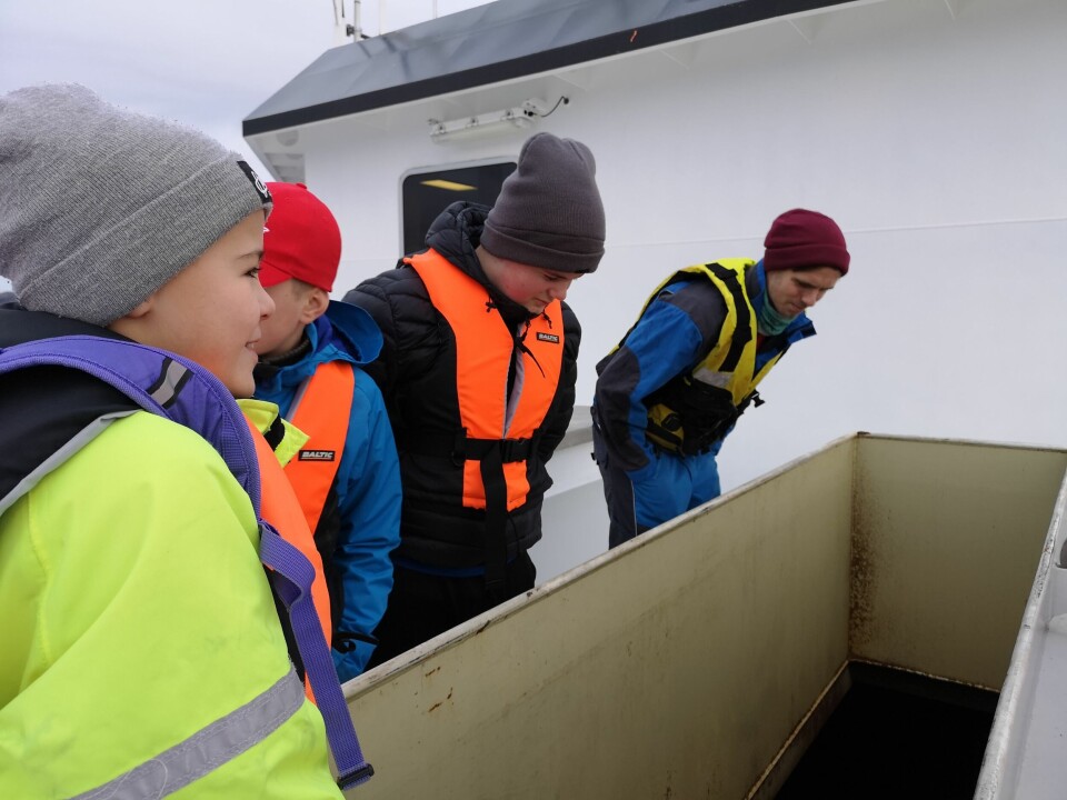 - Det lukter litt sau, skyter en av elevene inn mens de får ta en kikk i siloene. I hver av disse siloene er det plass til 50 tonn fôr. Foto: Ole Andreas Drønen.