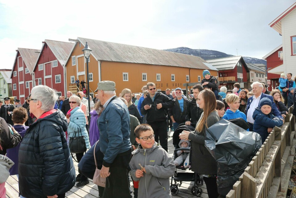 Det ble holdt «Åpen Flåte» på dåpsdagen. Mange var interessert i å ta en tur inn.  Foto: Designia – Lars Antonsen.