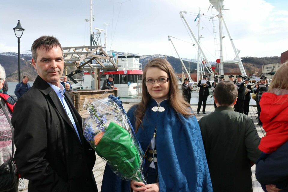 Charlotte Strøm (24) er niese til innehaver Roger Øksheim og stolt over å ha blitt valgt til gudmor. Foto:  Designia – Lars Antonsen