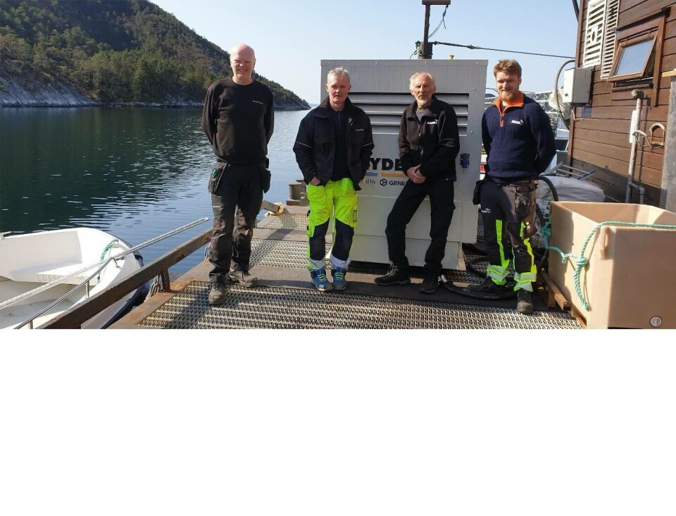 Stolt gjeng som akkurat har kobla landstrøm på anlegget, og som nyter stillheten etter generatoren ble slått av. Fv: Terje Oldekjær, Sveiung Eide, Mons Gitle Eikeland og Torgeir Tysseland. Foto: Bolaks.