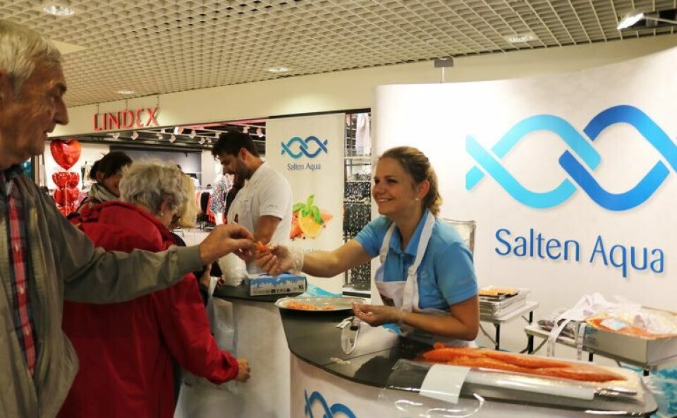 Daglig leder Yvonne Løvgavlen delte ut laks fra Holstad i Fauske på City Nord i går. – Jeg opplever stor positivitet rundt sushi-stuntet på Aspmyra søndag, sier hun. Foto: Lars Antonsen.