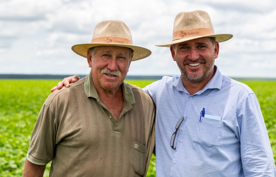 Dialoggruppen besøkte en brasiliansk soyafarm som dyrker avskogingsfri soya for lakseproduksjon i delstaten Minas Gerias. Gårdseieren Pedro Milton Bataglini og sønnen Amauri Bataglini viste stolt fram hvordan de dyrker non-GMO soya i tillegg til mais og kaffe. Foto: Skretting/Leif Kjetil Skjæveland)