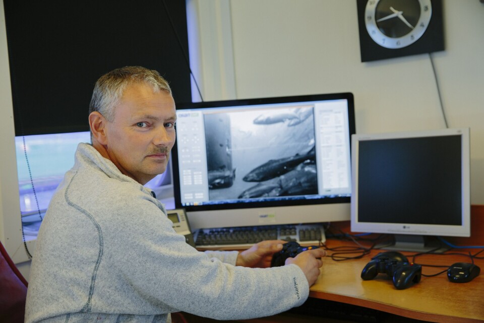 Nils Tore Karstensen, daglig leder i E. Karstensen forteller at de bruker rensefisk og laser for å få bukt med lusen. Foto: Marius Fiskum
