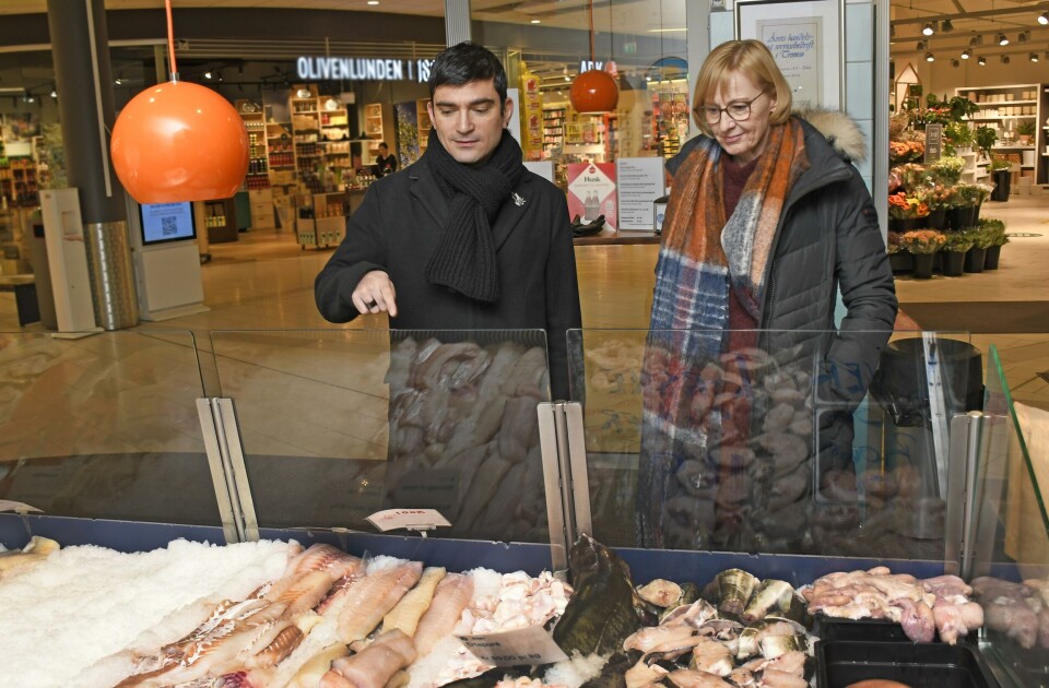 Seniorforsker Themis Altintzoglou og forskningssjef Pirjo Honkanen forsker på hva EU-borgerne vet om produksjon av fisken de finner i ferskvare- og frysedisker i butikkene. Foto: Rune Stoltz Bertinussen