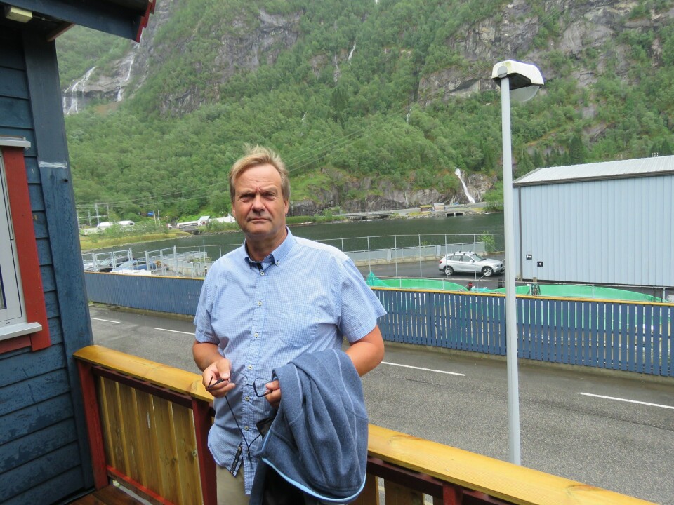 Forsker Tom Hansen (bildet) og kollega Per Gunnar Fjelldal ved Havforskningsinstituttets stasjon i Matre, ber oppdretterne i sør følge nøye med på utviklingen av kjønnsmodning på laksen i merdene.