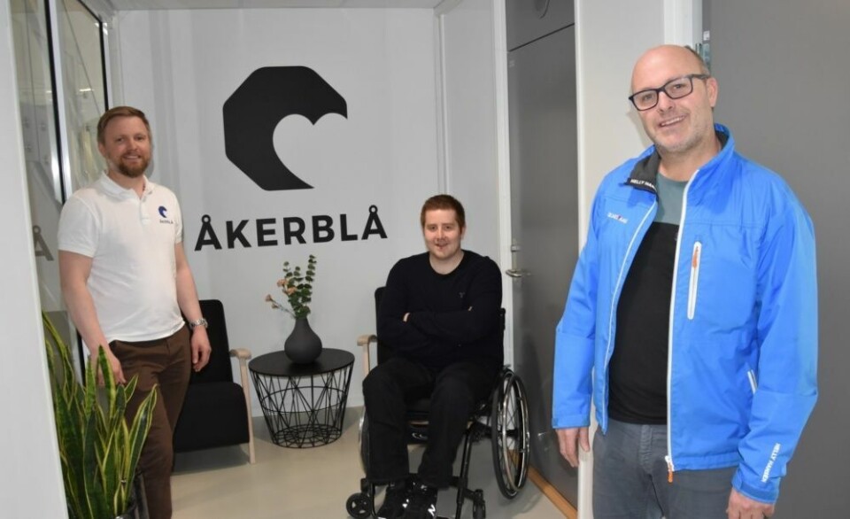 Skarsvåg Boats og Åkerblå inngår avtale verdt 8,5 millioner kroner. Kenneth Kaald Jørgensen, leder miljøavdelingen hos Åkerblå, Vegard Kristiansen, administrasjonssjef og design i Skarvåg boats og Kai-Egil Skarsvåg, daglig leder i Skarsvåg Boats. Foto: Lena Jørgensen/Frøya.no