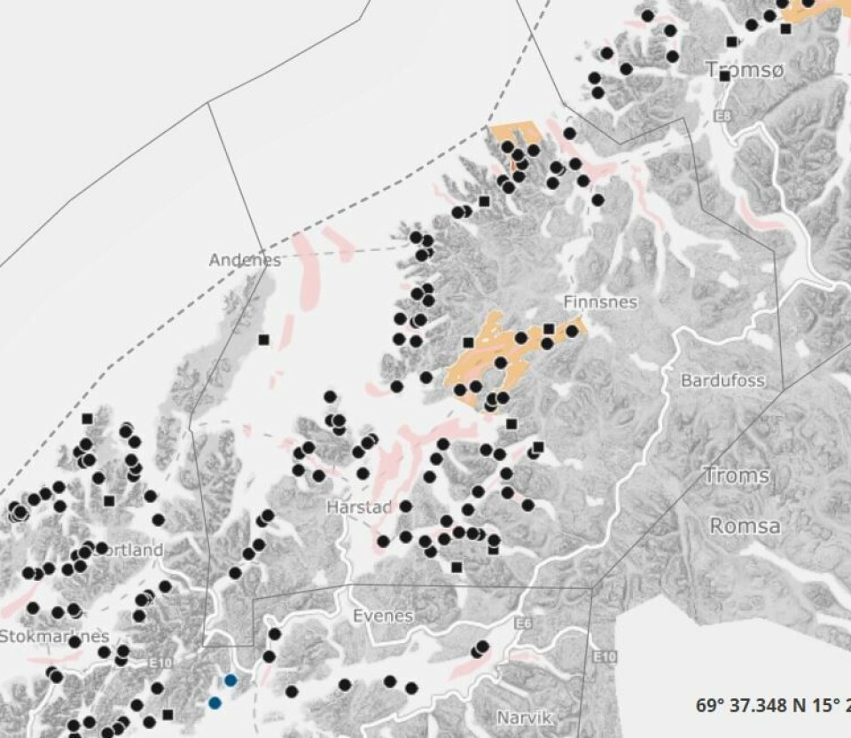 Algeoppblomstringen er i bevegelse og Fiskeridirektoratet melder de tatt vannprøver fra flere lokalisasjoner for kartlegge situasjonen. Algeoppblomstringen er i bevegelse og Fiskeridirektoratet melder de tatt vannprøver fra flere lokalisasjoner for kartlegge situasjonen.