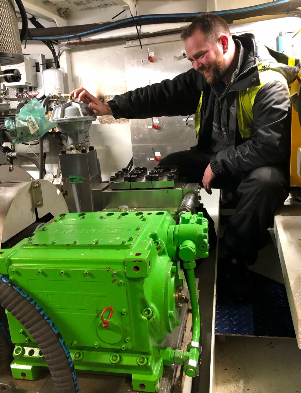 Peter Paulsen er i maskinrommet hvor han håndterer sin Kamat 18060 HT pumpe. Foto: AKVA Group.