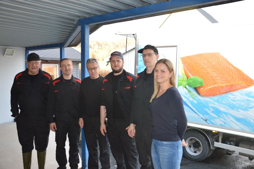Saltenlaks ansatte t.v: Ragnar Israelsen, Remigijus Simkus, Ole Jonny Edvartsen, Sander Johansen, Raimond Johansen (driftsleder) og t.h daglig leder Yvonne Løvgavlen. Arne Kristian Berg er også fast ansatt, men var ikke på jobb. Foto: Therese Soltveit