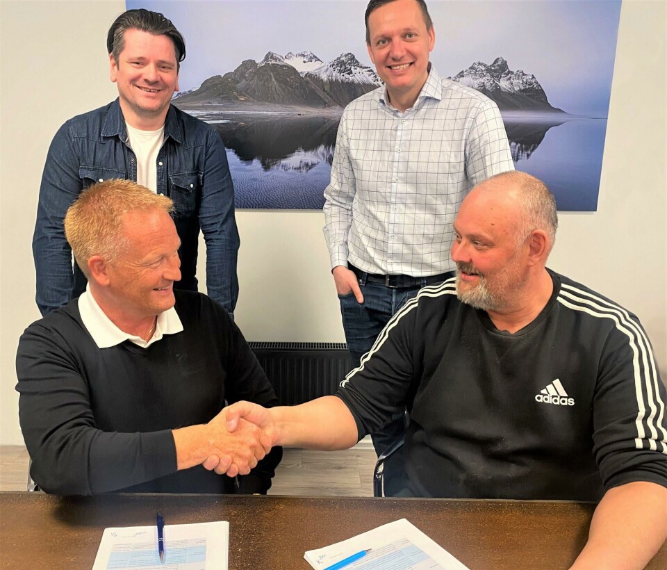 Haraldur Snorrason, leder for smoltvirksomheten ved Landeldi, og Geir Olav Melingen, kommersiell direktør fra Benchmark Genetics, signerte en 3-års forlengelse av samarbeidet mellom Landeldi og Benchmark Genetics. Bakerst er Stefán Páll Ágústsson CFO i Landeldi og Róbert Rúnarsson Global Sales Manager for Benchmark Genetics. Foto: Landeldi