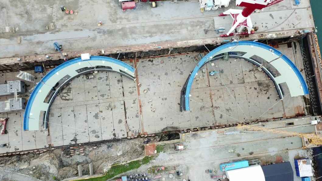 Dronefoto av byggingen av den første av totalt fire Aquatraz-merder. Foto: Fosen Yard AS.