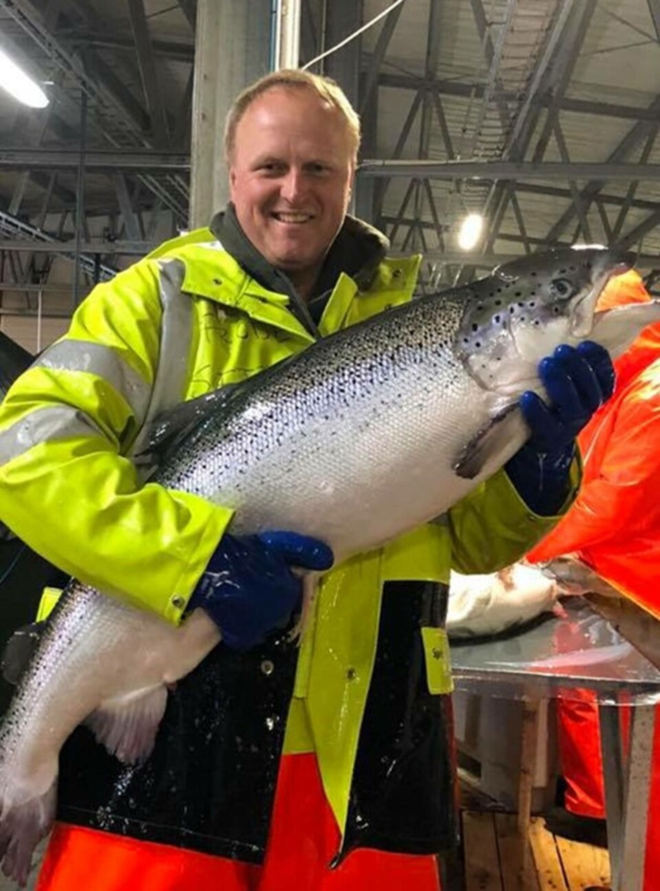 Frode Sætre, driftsleder ved Profunda, med en AquaGen stamlaks, produsert ved anlegget. Foto: AquaGen