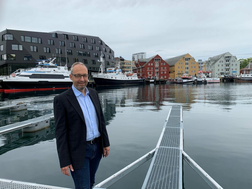 Sjømatanalytiker Paul Aandahl foran Kystens Hus i Tromsø, hvor Norges sjømatråd har hovedkontor. Foto: Elisabeth Øvreberg.