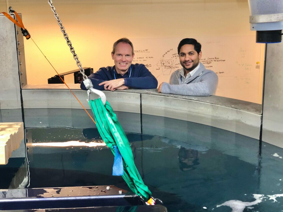 Geir Stang Hauge, daglig leder og Avinash Burla leder for sensor- og softwareutvikling, ved BioSorts basseng. Foto: BioSort Geir Stang Hauge, daglig leder og Avinash Burla leder for sensor- og softwareutvikling, ved BioSorts basseng. Foto: BioSort