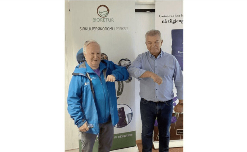 (f.v) Geir Helge Johnsen og Steinar Wasmuth forsegler avtalen med et «corona handshake». Foto: Bioretur (f.v) Geir Helge Johnsen og Steinar Wasmuth forsegler avtalen med et «corona handshake». Foto: Bioretur