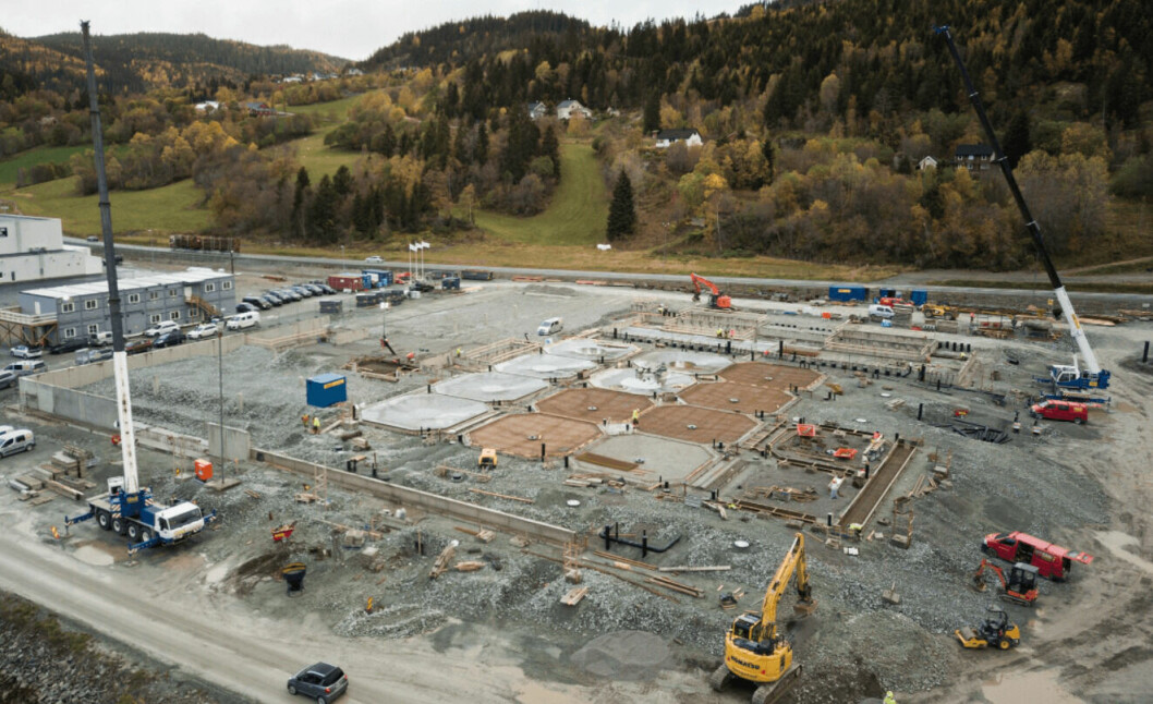 Arbeidet med byggingen av SalMars store settefisksatsing på Malm i Steinkjer begynner å ta form, og for tiden jobbes det på spreng med rørarbeid. Foto: SalMar.