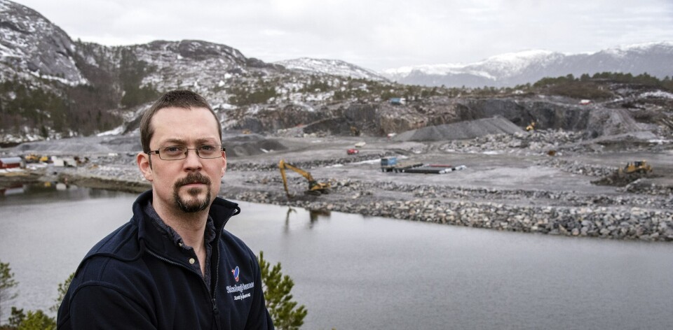 – Svaberget Smolt er «grensesprengende» og framtidsrettet, melder prosjektleder Aleksander Lundseng hos SinkabergHansen. Det nye industriområdet på 90 mål i Saglibukta ligger bokstavelig talt på grensa mellom Trøndelag og Nordland. Foto: SinkabergHansen - Tom Lysø – Svaberget Smolt er «grensesprengende» og framtidsrettet, melder prosjektleder Aleksander Lundseng hos SinkabergHansen. Det nye industriområdet på 90 mål i Saglibukta ligger bokstavelig talt på grensa mellom Trøndelag og Nordland. Foto: SinkabergHansen - Tom Lysø