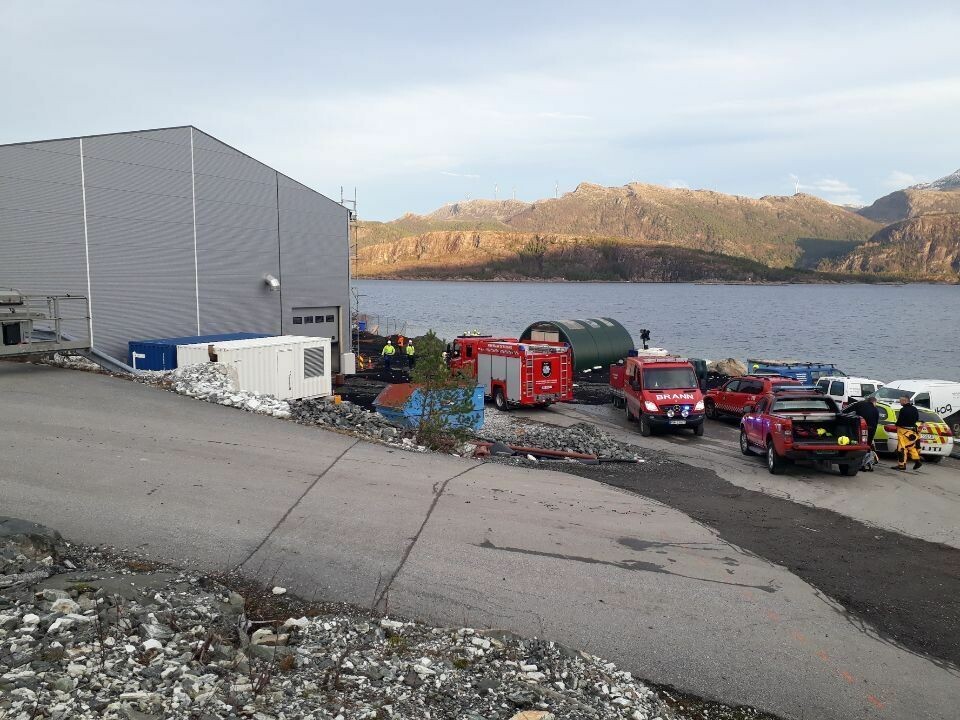 Saltvann renner ut på industriområdet etter at det kom en sprekk i en stor tank. Foto: Karen Nilsen