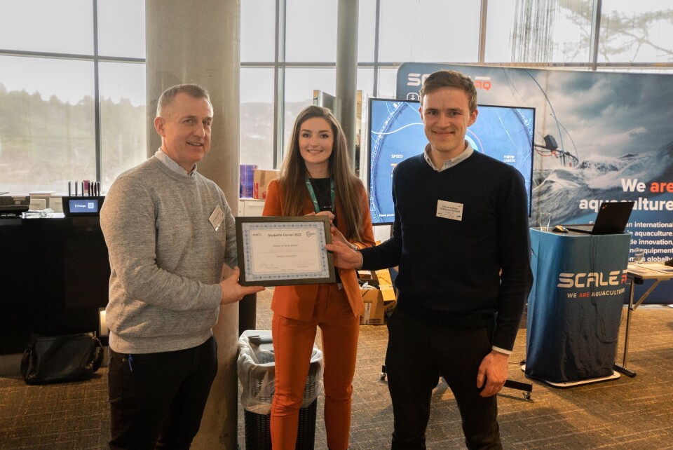 Juryen bestående av redaktør i Norsk Fiskeoppdrett Pål Mugaas Jensen og PhD-stipendiat i SALMANSVAR-prosjektet ved Mohnsenteret, Therese Skarlo, sammen med vinner Erlend Nordvoll. Foto: Ole Andreas Drønen