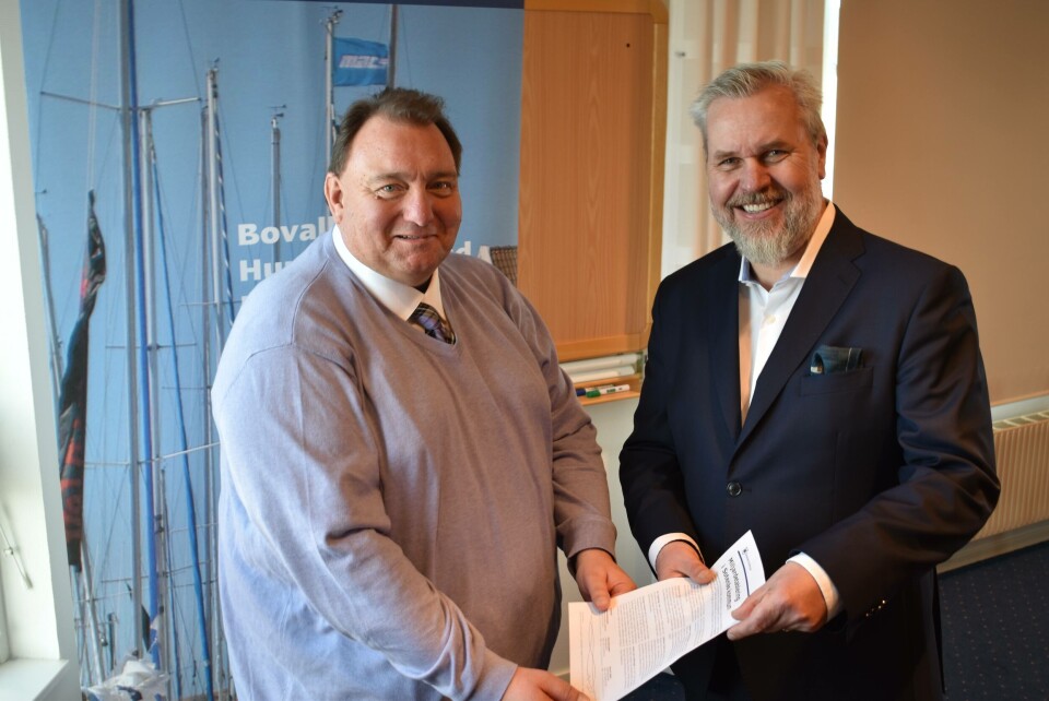 Ordfører i Sotenäs kommune Mats Abrahamsson og Roy W. Høiås, vd. i Lighthouse Finance A/S har signert avtalen. Foto: Sotenäs kommune