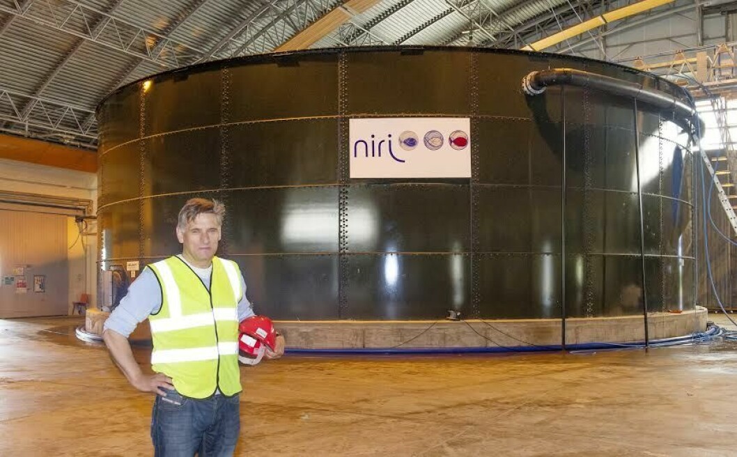 Arve Gravdal CEO i Niri, med den lukkede produksjonsenheten i Skottland. Foto: Niri