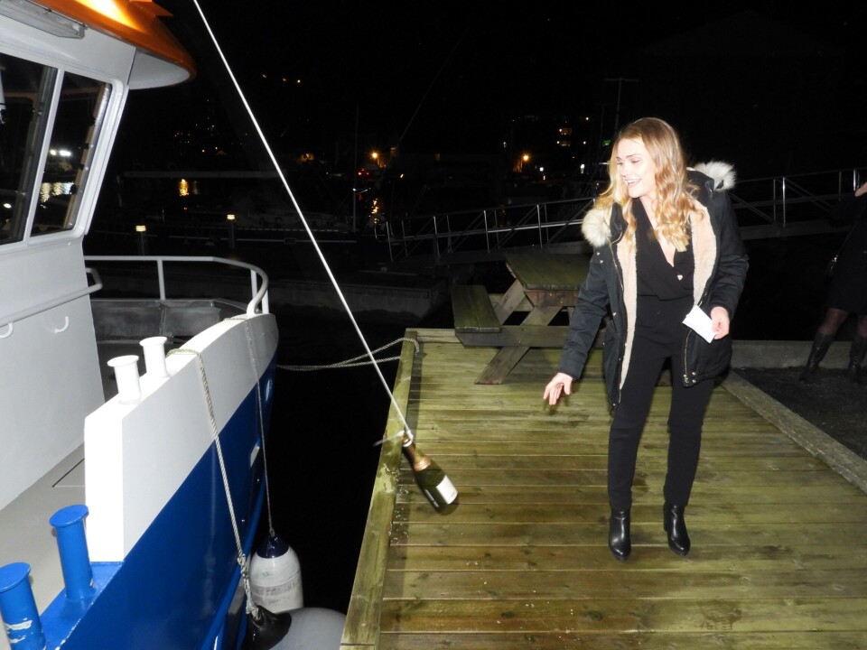 Gudmor for Svanøy Havbruk sin nye arbeidskatamaran var fiskehelseansvarlig Monica Kalberg, som slengte champagneflasken i siden på fartøyet for hell og lykke. Foto: Ola Sveen.