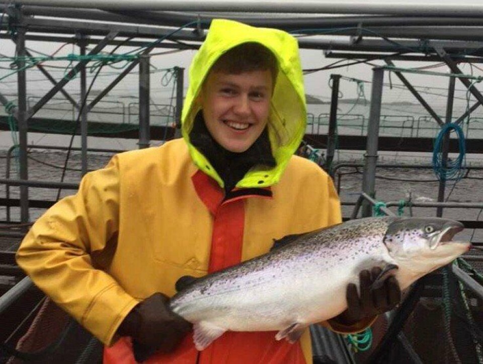 - Det blåser friskt på merdkanten, sier lokalitetsleder Kristoffer Karstensen. (Bildet er fra en tidligere anledning. Foto: E.Karstensen.