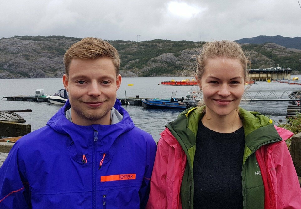 Erik Selaas og Brynhild Storeide er to av totalt 28 traineer som i år har fått blitt en del av Seafood Trainee programmet til NCE Seafood Cluster. Her foran Lerøy sitt Preline-anlegg i Samnanger.Foto: Anette Elde Thomsen.