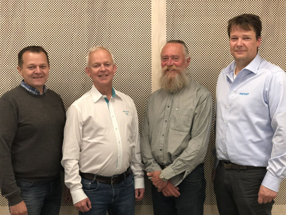 Fra venstre: Børre Waagan, avdelingsleder Selstad, Hans Petter Selstad, adm. dir. Selstad, Erling Sandøy, styreleder Preplast og Ståle Skram, daglig leder Preplast. Foto: Selstad.