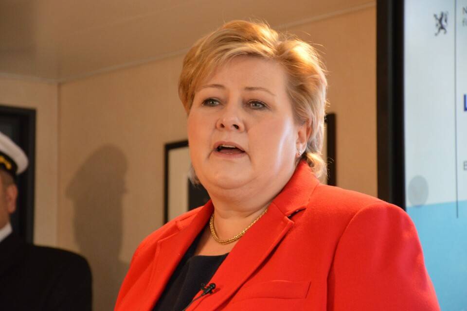 Erna Solberg er enig med kollega fiskeriminister Harald Nesvik, og mener det er viktig at produksjonsfisken ikke må komme ut i markedet. Foto: Kyst.no