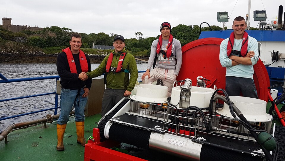 Det er Leco Marine Ltd som no kan tilby kundane sine vask med Østerbø Yanmar kvalitet. F.v. David Skea hos Leco Marine og Kim André Eide hos Østerbø Maskin AS samt to tilsette hos Leco Marine. Foto: Østerbø maskin Det er Leco Marine Ltd som no kan tilby kundane sine vask med Østerbø Yanmar kvalitet. F.v. David Skea hos Leco Marine og Kim André Eide hos Østerbø Maskin AS samt to tilsette hos Leco Marine. Foto: Østerbø maskin
