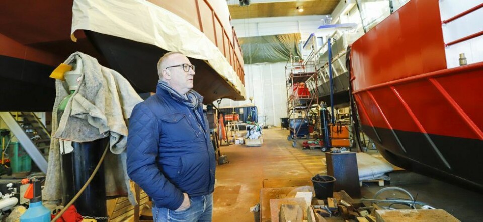 Ronald Hellenes er einaste tilsette i Risnes Marine Craft. Likevel har han fire nybygg på beddingen inne i hallen til Rosendal Marineservice. Klikk for større bilde. Foto: Håvard Sætrevik, Grenda lokalavis.