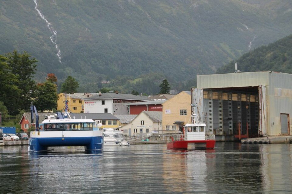 Risnes Marine Craft sine fartøy utrustast ved Rosendal Marinservice, som held til midt i Rosendal sentrum, omringa av dei mektige fjella Melderskin og Malmangernuten. Illustrasjonsfoto: RMC.