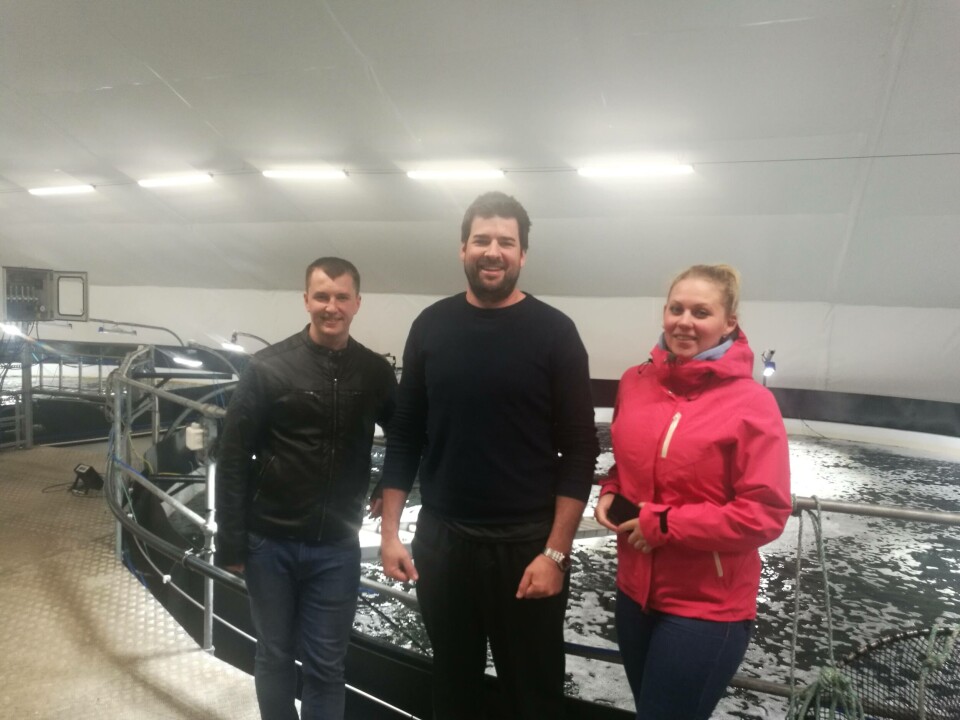Denis Troitzky fra Russian Sea-Aquaculture tok turen fra Moskva til Øygarden for å se at alt gikk fint for seg. Her er han sammen med Kristian Steinestø og Maria Khainen. Foto: Vik Settefisk