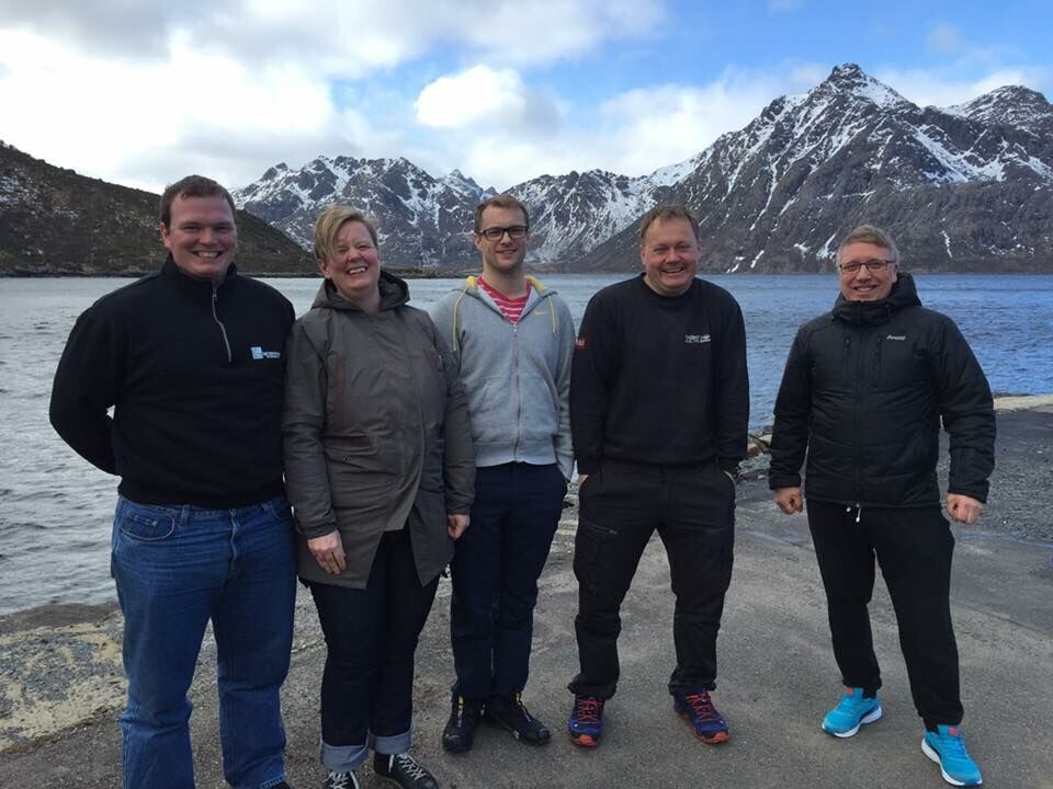 Egil Kristoffersen & Sønner AS satser på fagarbeidere og nå starter Jo, Andre og Geir på læretiden til å få fagbrev i akvakultur. Faglig leder Leif, og daglig leder Eva - støtter opp om innsatsen deres. Foto: Ramona Lind, daglig leder i OKNN.