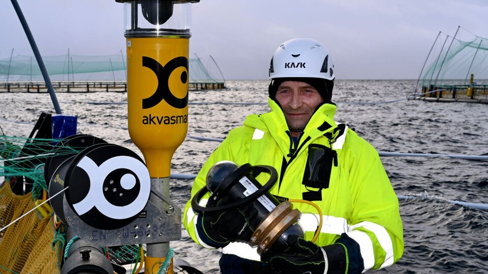 Driftsleder på Stangnes, Michael Olsen, på merdkanten med det nye kameraet. Foto: Akva Group.