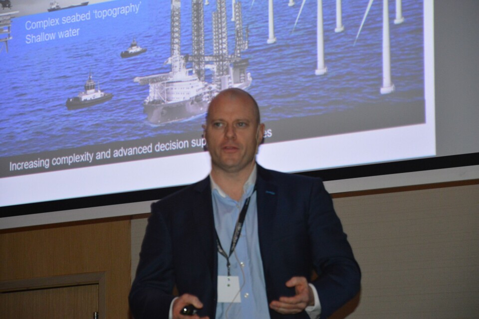 Gard Hauge fra StormGeo ønsker mindre personlige avgjørelser på merdkanten, og vil heller gå over til mer maskinstyrte beslutninger. Foto: Therese Soltveit. Gard Hauge fra StormGeo ønsker mindre personlige avgjørelser på merdkanten, og vil heller gå over til mer maskinstyrte beslutninger. Foto: Therese Soltveit.
