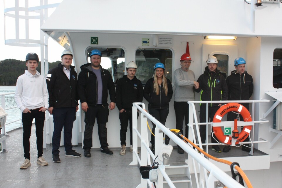 Fornøyd mannskap overtar båten. Fra venstre Endre Letnes, Sander Slotterøy, Asgeir Olsen, Andreas Hammernes Johansen, Nadja Berg Aune, Kåre Sletta, Andreas Vatn og Kenneth Olsen. Foto: Per Hopland, Sletta Verft.